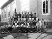 Foto taget utanför Hägensbergs skola ute på Hammarö, troligen på 1920-talet.