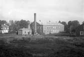 Karlstads Yllefabriks industribyggnader vid Sjötullsborg med adress Älvgatan 39. Bilden tagen ca 1925.