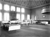 Slöjdutställning i Herrhagsskolans aula år 1909. Lägg märke till Olov W Nilssons originalmålningar i innertaket.