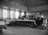 Slöjdutställning i Herrhagsskolans aula år 1909. Lägg märke till Olov W Nilssons originalmålningar i innertaket.
