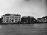 Sandbäcksgatan 1-5 runt förra sekelskiftet. Huset till vänster, enligt dåtida tomtnumrering Klara 1, byggdes 1889 och revs 1973.