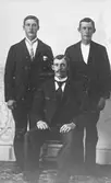 Stående bröderna Viktor och Oskar Rådlund. Samt August Nilsson, Hybo.
