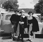 Längst till vänster står Jan Svensson med två män detta är i samband med ett Stora Träffen arrangemang i augusti 1961.