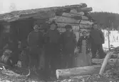 Utanför en skogskoja i Loos, 1915-20.
Fr.v. Bonn-Kalle Eriksson, Fredrik Lindkvist, Ivar Norin(Bryggar-Ivar) och hans fru Margit och per Frid, Tjärnelund.
