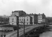 Västra bron och Teatern på en bild från 1898. Till vänster  bykhuset, även kallat 