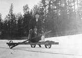 En banvakt och hans medhjälpare på en sparkhjuling. Troligen Mellan Hybo och Gryttjesbo. 1920-talet.