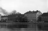 Hypotekshörnan och del av Tingvallagatan på ett foto taget i slutet av 1890-talet. När bilden togs pågick en demonstration av en ångdriven motorbrandspruta.