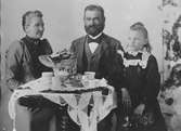 Familjen Juhlin, Hybo.(omkr. 1905-10).
J.A. Juhlin med hustu Maria och dottern Mimmi ( g. Bergqvist).
