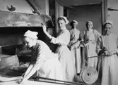 Brödbakande kvinnor på bild tagen runt förra sekelskiftet.