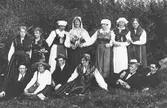 Ungdommar i Hybo omkr. 1920.
Stående fr v. Anna Åsberg(g. Lorentzon), Edith Engblom, Hildur Gustavsson, Anna Höglund ( f. Vesterlund), Elin Boqvist, Lilly Larsson, Svea Vinberg.
Sittandes fr.v. Otto Broman, Elsa Bodell. Konrad Lyckselius, Henny Högberg, Tycko Jonsson, Janne Jansson.

