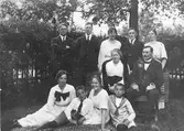 I Lundemos trädgård, 1920-tal.
Stående fr.v. Östberg, Torsten Lundemo, Rut Lundemo, Ivan Lundemo, Vera Lundemo. I soffan Fru Anna och maken Peder Lundemo, handlare i Hybo i många år, var av norsk släkt.
På marken fr.v. Fru Lager, tysk pojke, Ragnhild Lundemo, tysk pojke.



