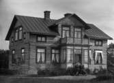 Villa Elferum runt förra sekelskiftet. Huset gav namn åt Elverumsbron och låg  på Lambergssidan vid brons fäste.