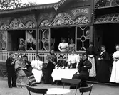 Punschkalas i stadsträdgården runt 1895. Som beställare av fotot står fröken Agda. Den byggnad som brändes ned av en pyroman tillkom år 1900 då den befintliga paviljongen monterades ner och återanvändes vid Tynäs respektive Lövnäs restaurang.