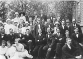 Medlemmar i Logen, Arb.Hem. Hybo. Foto från omkr. 1920
Övre rad: 1 ?, 2 Berta Björk, 3 Axel Wåhllberg, 4 Josef G. 5 Kalle Glas, 6 Kalle , 7 Skog,
Nästa rad: 8 ?, 9 ?, 10 Beda Bengtsson, 11 Hulda Boman, 12 Vinberg, 13 Vera Enbblom, 14 Otto Broman, 15 Vinberg, 16 ?, 17 Olle Edbom, 18 Ivar Skog, 19 Kalle Andersson, 20 Per Bengtsson, 21 Svensson, 22, August Bolin, 23 Hillevi Sv. 24. Edor Svensk. 25 Holger Svensson, 26 Lotten Gustafsson, 