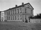 Fru Tjäders hus på Järnvägsgatan 4 runt 1895. Revs i ombyggt skick inför byggandet av affärshuset Duvan.