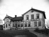Gårdsjö herrgård i Östra Ämterviks socken belägen vid sydspetsen av Gårdsjön. Huset byggdes 1887-88 och står där än idag