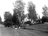 Villa Strand, privatbostad och pensionat på en ca 100 år gammal bild. Huset låg nära älven mellan Älvåker och Bryngfjorden och revs 2006 inför nybyggnation i området.