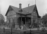 Gårdssidan på en ännu kvarstående villa på Älvgatan 71. Bilden tagen för dryga 100 år sedan.