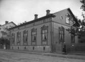 1870-talsbyggnad på nuvarande hotelltomten i hörnet Östra Torggatan–Norra Strandgatan. Huset revs i mitten av 1960-talet då i helt ombyggt skick. Se bild 409-152-53.
