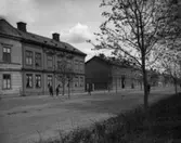 Hamngatan österut i höjd med Västra Torggatan. Bilden tagen runt förra sekelskiftet.
