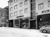 Historisk bildsvit från företaget Branzells AB med verksamhet inom bilelektronik och batteritillverkning m m. Flytt till ny butik med lager och verkstad i egen fastighet på Norra Strandgatan 7 hösten 1939.
