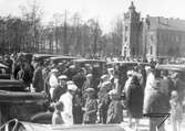 Publik och fordon med tingshuset i Klara i bakgrunden på tidigt 30-tal