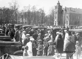 Publik och fordon med tingshuset i Klara i bakgrunden på tidigt 30-tal