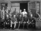 Personalen vid Södergrens konstsmide på adresen Smedjegatan 10 på Herrhagen. Firman tillverkade bl a grindar och staket.