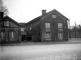 Dunder- och Österbergsgårdarna, från höger räknat, i hörnet Drottninggatan-Fredsgatan. Husen klarade sig undan branden 1865 och fick stå kvar till 1955, dom sista åren som tomglasförråd åt systemet tvärs över gatan. Bilden från 1933.