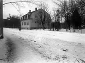 Nancy Enwall-Gardells villa på Grevgatan i början av 1920-talet. Hon drev en husmodersskola i den s k Haakens villa intill, numera ägd av Länkarna.