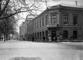 Kungsgatan med Hjalmar Petterssons bokhandel i hörnet. Bilden togs i slutet av 1920-talet.