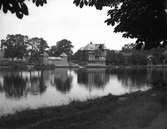 Hus längs Våxnäsgatan. Träslottet i fonden byggdes av Albert Bäckman 1906-07.