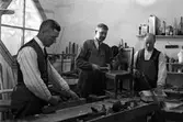 Anställda vid museets verkstad vid namn: Thomasson, Adolfsson och Lindström