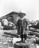 Liten flicka på ön. (Lilljungfrun eller Storjungfrun)

