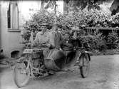 Motorcykel med sidovagn, registreringsnr. T1686, tre män.
A. Alexandersson