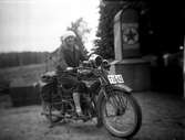 En kvinna på motorcykel, registreringsnr: T1642.