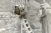 En undersökning vid domkyrkan 1946. Vid Wachtmeisterska gravkryptans glugg.