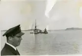 Gåva av Kenneth Larsson, son till Gösta Larsson. Fotografier från Gösta Larssons tjänstgöring i flottan. Fotgrafier från 1937 - 1954.
Marstrandsfjärden, bärgning av ubåten Ulven