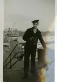 Gåva av Kenneth Larsson, son till Gösta Larsson. Fotografier från Gösta Larssons tjänstgöring i flottan. Fotgrafier från 1937 - 1954.
Okänd sjöman vid slussen i Stockholm