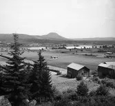 Utsikt över Järvsö socken, i förgrunden en kornlada.