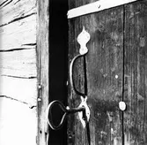 Lås med nyckel på träbyggnad. Eventuellet från Sanna, Hälsingland.