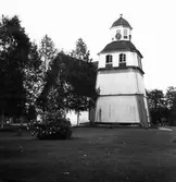 Kyrkan i Arbrå med klockstapel.