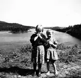 Två töser vid Ljusnan.