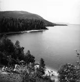 Orbaden vid Orsjön. Åsberget i fonden.