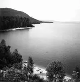 Orbaden vid Orsjön. Åsberget i fonden.