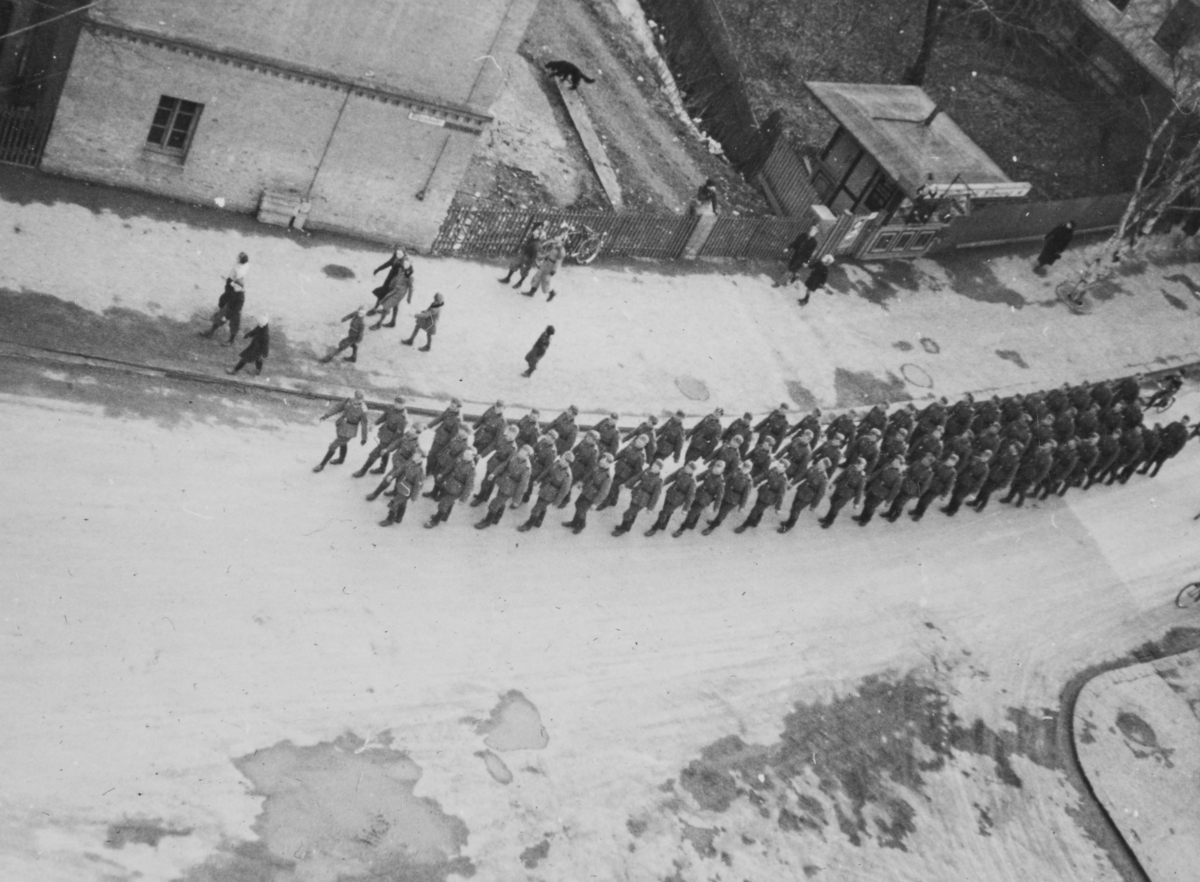 Tyske tropper marsjerer på Majorstuen. (Foto/Photo)