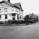 Köande barn utanför Gustafs konditori i Huskvarna.