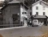 Forsebron i Mölndal, år 1973. Till vänster ses huset Götaforsliden 1-5 och till höger Roten M1.