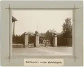 Vänersborg. Elfsborgs läns Dövstumskola, senare Vänerskolan. Inkörsporten till stora avdelningen vid Edsvägen.