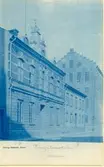 Fr.v navigations skolan byggd 1869-70 i en våning påbyggd till två våningar 1899. Huset till höger lokal för navigationsskolan 1841-70.